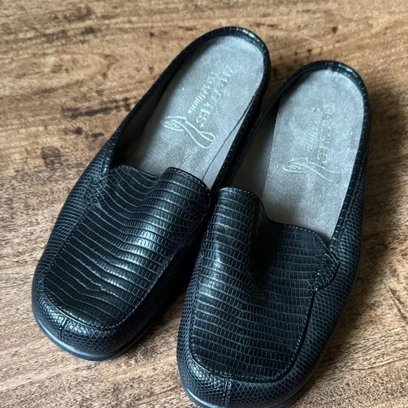 AEROSOLES Black Crocodile Pattern Women’s Loafers - Picture 5 of 5